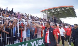 Wali Kota Tidore Muhammad Sinen dan Wakil Wali Kota Ahmad Laiman menyapa para suporter di Lapangan Gurabati.