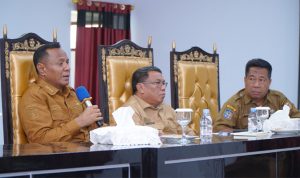 Walikota Tidore Kepulauan, Muhammad Sinen, SE (kiri) memberikan arahan saat memimpin Rapat Evaluasi Berakhirnya Audit BPK RI Perwakilan Malut atas LKPD Tahun Anggaran 2024 di Aula Sultan Nuku, Kantor Walikota Tidore, Selasa (/5/2025).