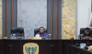 Sekretaris Daerah Kota Tidore Kepulauan Ismail Dukomalamo bersama pimpinan OPD terkait mengikuti Rapat Koordinasi Monitoring Hasil Penyesuaian Pendapatan dan Efesien APBD Tahun 2025.