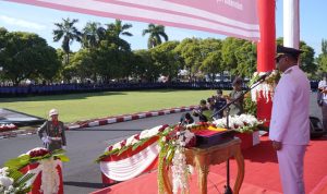 Wallikota Tidore Kepulauan, Muhammad Sinen, SE selaku Inspektur Upacara menyerahkan Bendera Merah Putih kepada Pembawa Baki Paskibraka Kota Tidore Kepulauan untuk dikibarkan Pada Peringatan Upacara HUT Ke-80 Kemerdekaan.