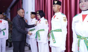 Walikota Tidore Kepulauan Muhammad Sinen, SE memberikan ucapan selamat kepada calon anggota paskibraka Kota Tidore