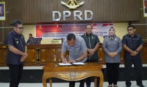Wali Kota Tidore Kepulauan Muhammad Sinen, SE menandatangani Nota Kesepakatan perubahan KUA-PPAS tahun Anggaran 2025 pada Paripurna ke 11 masa persidangan III di gedung DPRD Kota Tidore, Rabu (13/8/2025).