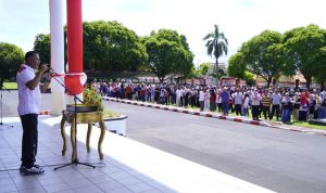 Wali Kota Tidore Kepulauan Muhammad Sinen, SE menyampaikan arahan kepada ASN, PPPK dan Non ASN sebelum mengikuti Gladi Kotor Upacara Pengibaran dan Penurunan bendera peringatan HUT RI ke-80.
