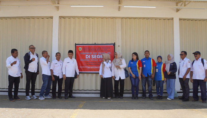 Asisten Setda Bidang Perkenomian dan Pembangunan Taher Husaen,S.IP bersama Dinas Perindagkop, PTSP dan Satpol PP melakukan sidak makanan kadalwarsa di Indomaret Loleo Kecamatan Oba Tengah, Rabu (10/9/2025).