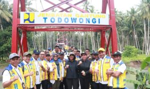 Anggota DPR RI Irene Yusiana Roba Putri melakukan kunjungan kerja didampingi Kepala Dinas Perikanan Kabupaten Halmahera Barat, Danramil Jailolo, serta para tokoh masyarakat Desa Todowongi.