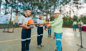 Younsel Evand Roos, Direktur Operasional Harita Nickel melakukan penyerahan seperangkat alat pelindung diri (APD) kepada peserta MTPP.