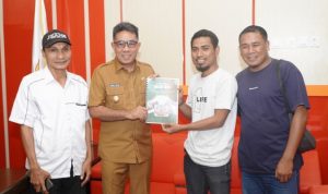 Komunitas Wartawan Kota (Kwatak) Tidore Kepulauan resmi serahkan hasil dialog public “Pengurangan TKD” ke Pemkot Tiore, Senin (13/10/2025).