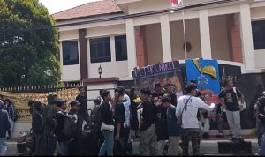Aliansi Pejuang Lingkungan menggelar demonstrasi pada Kamis (16/10/2025) di depan pengadilan Negeri Kota Tidore Kepulauan.