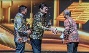 Direktur Utama Harita Nickel Roy Arman Arfandy bersama Komisaris Utama Harita Nickel Donald J Hermanus menerima Penghargaan Subroto 2025 dari Kementerian Energi dan Sumber Daya Mineral, diwakili oleh Kepala Badan Geologi, Dr.Ir.Muhammad Wafid A.N.,M.Sc pada Jumat 24 Oktober 2025 malam di Jakarta