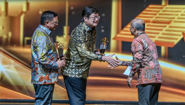 Direktur Utama Harita Nickel Roy Arman Arfandy bersama Komisaris Utama Harita Nickel Donald J Hermanus menerima Penghargaan Subroto 2025 dari Kementerian Energi dan Sumber Daya Mineral, diwakili oleh Kepala Badan Geologi, Dr.Ir.Muhammad Wafid A.N.,M.Sc pada Jumat 24 Oktober 2025 malam di Jakarta