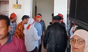 Suasana menjelang sidang putusan 11 warga Maba Sangaji, Halmahera Timur di Pengadilan Negeri (PN) Soasio, Tidore Kepulauan, Kamis (16/10/2025)