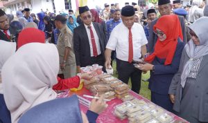 Wali Kota Tidore Kepulauan Muhammad Sinen, SE meninjau Stand Pameran Wirausaha pada Peringatan Hari Sumpah Pemuda ke-97 tahun 2025 di halaman Kantor Wali Kota, Selasa (28/10/2027)