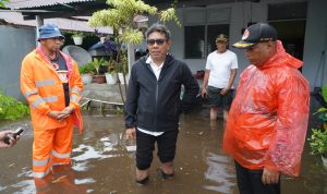 Wakil Walikota Tidore kepulauan Ahmad Laiman, S.Sos di dampingi Asisten Sekda Nidang Perekonomian dan Pembangunan Taher Husain, S.IP Meninjau Lokasi Banjir pada beberapa titik di Kecamatan Tidore. Rabu (8/10/2025).