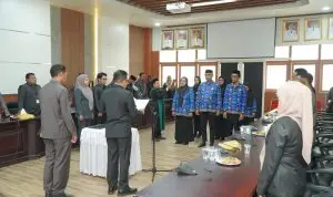 Pelantikan Pejabat Fungsional pada Dinas PM & PTSP di ruang rapat Walikota, Senin (17/11/2031)