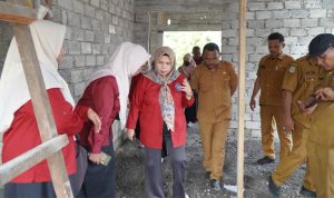 Ketua Tim Penggerak PKK Kota Tidore Hj. Rahmawati Muhammad Sinen didampingi Ketua I TP PKK Ny. Sumiyati Ahmad Laiman beserta pengurus saat melakukan peninjauan pendampingan perbaikan RTLH di Pulau Tidore