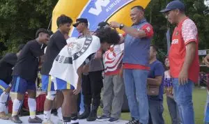 Wali Kota Tidore Kepulauan Muhammad Sinen, SE menyerahkan Piala bergilir kepada Putra FC, juara Ruru Saya Open Tournament ke-XIII 2025 di lapangan n Jaya, Kelurahan Jaya, Sabtu (8/11/2025)