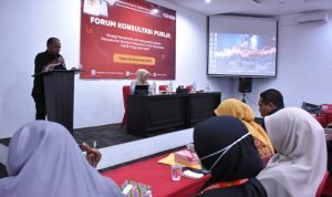 Staf Ahli Wali Kota Bidang Ekonomi, Pembangunan dan Keuangan Abdul Hakim Adjam membuka Forum Konsultasi Publik (FKP) Tahap Penyusunan Standar Pelayanan Tahun 2025, Kamis (6/11/2025), di Penginapan Visal Gamtufkange