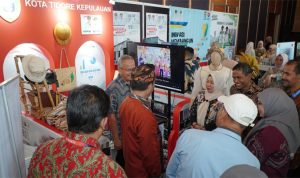 Kepala Badan Strategi Kebijakan Dalam Negeri (BSKDN)Kementerian Dalam Negeri, Dr. Yusharto Huntoyungo saat berkunjung ke Boorth Kota Tidore Kepulauan