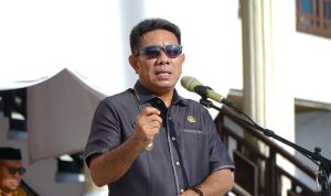 Wakil Walikota Tidore Kepulauan, Ahmad Laiman, S.Sos menyampaikan arahan saat memimpin Apel Pagi Gabungan ASN, P3K, dan Non ASN lingkup Pemerintah Kota Tidore Kepulauan di halaman Kantor Walikota Tidore Kepulauan.