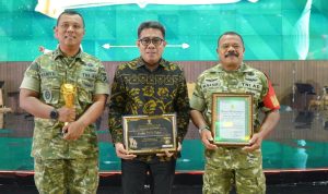 Dandim 1505/Tidore Letkol.Inf Wahyu Widya Sasono didampingi Wakil Wali Kota Tidore Ahmad Laiman menerima penghargaan untuk Kelurahan Doyado, sebagai Kampung Pancasila Wilayah Kodim 1505/Tidore dalam ajang UMKM Kasad Award 2025, di Jakarta, Jumat (19/12/2025).