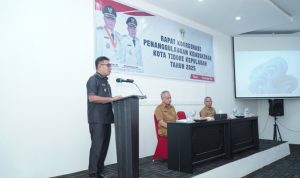 Wakil Walikota Tidore KEpulauan Ahmad Laiman, S.Sos memberikan Sambutan Sekaligus membuka dengan resmi Rapat Koordinasi Penanggulangan Kemiskinan Kota Tidore KEpulauan Tahun 2025 Di Aula Penginapan Visal.