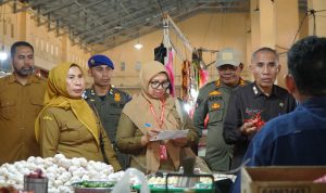 Asisten Sekda Bidang Perekonomian dan Pembangunan Taher Husaen, S.IP bersama Tim TPID melakukan Sidak Pasar dalam rangka menjaga Stabilitas Harga dan Ketersediaan Pasokan Bahan Pokok Jelang Nataru