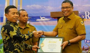 Sekretaris Daerah Kota Tidore Kepulauan Drs. H. Ismail Dukomalamo menerima penghargaan dari Badan Penyelenggaraaan jaminan Sosial (BPJS) yang telah berkontribusi Aktif Dalam Program JKN-KIS-BPJS Kesehatan