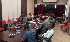 Assisten Sekda Bidang Pemerintahan Dan Kesra Rudy Ipaenin,S.STP.MH (Kanan) Memimpin Rapat Persiapan MTQ Tingkat Kota Tidore Kepulauan Ke-XXXI di Ruang Rapat Sekda Kantor Walikota Tidore Kepulauan,Kamis (22/1/2026)