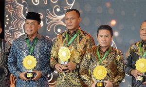 Walikota Tidore Kepulauan Muhammad Sinen, SE menerima penghargaan UHC Award Kategori Madya Tahun 2026 dalam acara Deklarasi dan Pencanangan UHC Award di Ballroom JIExpo Kemayoran, Jakarta Pusat, Selasa (27/1/2026).