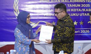 Kepala Ombudsman RI Perwakilan Maluku Utara Menyerahkan hasil Penilaian Opini Ombudsman RI Penilaian Maladministrasi Pelayanan Publik Tahun 2025 kepada Wakil Wali Kota Tidore Kepulauan.