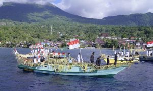 Wakil Wali Kota Tidore Kepulauan, Ahmad Laiman didampingi Ketua I Tim Penggerak PKK Kota Tidore, Ny. Sumiyati Ahmad Laiman, Sekretaris Daerah, Ismail Dukomalamo. unsur Forkopimda dan bobato Kesultanan Tidore. mengikuti ritual Lufu Kie HJT ke-918 2026. di Pelabuhan Kesultanan, Kamis (9/4/2026).