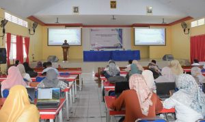 Asisten Sekda Bidang Perekonomian Dan Pembangunan Taher Husen,SIP Membuka Bimtek Pengajar Utama Bahasa Daerah Rangkaian Revitalisasi Bahasa Daerah yang bertempat di Aula Diknas Kota Tidore Kepulauan, Rabu (8/4/2026)