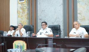 Wakil Walikota Tidore Kepulauan Ahmad Laiman, S.Sos melakukan presentasi Kepala Daerah Dalam Rangka Apresiasi Kinerja Pemerintah Daerah dalm Dimendi Penurunan Tingkat Pengangguran di Ruang Rapat Walikota.