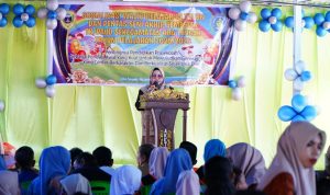 Bunda PAUD Kota Tidore Kepulauan Hj. Rahmawati Muhammad Sinen saat memberikan sambutan pada sosialisasi Wajib Belajar 13 Tahun serta pelepasan siswa TK se-Kecamatan Oba Tengah. di halaman Kantor Desa Aketobololo, Selasa (9/6/2026).