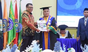Momen Wisuda, Pemkot Tidore menyerahkan dokumen hibah lahan kepada Universitas Muhammadiyah Maluku Utara (UMMU), Sabtu (13/6/2026).