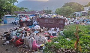 Tumpukan sampah yang berserakan di kawasan Pasar Sarimalaha, Kelurahan Indonesiana, Kecamatan Tidore, Kota Tidore Kepulauan