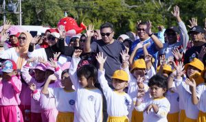 Foto bersama para peringatan Hari Anak Nasional Tahun 2026 di Pantai Tugulufa .