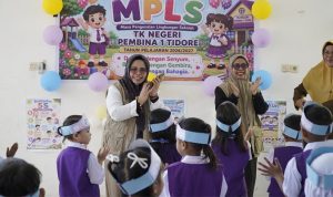 Bunda PAUD Kota Tidore Kepulauan Hj. Rahmawati Muhammad Sinen bersama Ketua Pokja Bunda PAUD Kota Tidore Ny. Sumiyati Ahmad Laiman melakukan monitoring Masa Pengenalan Lingkungan Sekolah (MPLS)