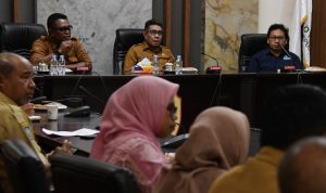 Penyampoaian Permkot Tidore pada Rapat Tim Penyusunan Profil Keanekaragaman Hayati di ruang rapat Kantor Walikota Tidore Kepulauan, Selasa (14/7/2026)