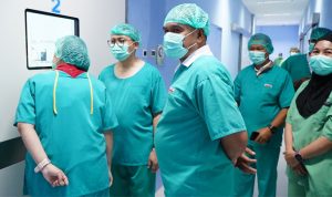 Staf Ahli Wali Kota Bidang Ekonomi, Pembangunan, dan Keuangan, H. Abdul Hakim Adjam, S.IP, M.Si meninjau langsung Operasi Katarak pada Kegiatan Bakti Sosial Operasi Katarak