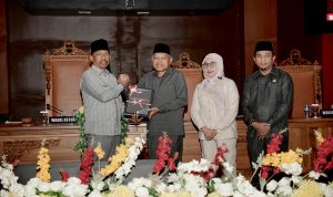 Wagub Malut, Sarbin Sehe, menyerahkan dokumen KUA-PPAS APBD-P 2026 kepada pimpinan DPRD dalam sidang paripurna, Kamis (13/8/2026).