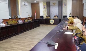 Sekretaris Daerah Kota Tidore Kepulauan, H. Ismail Dukomalamo, S.Pd, M.M memberikan arahan pada rapat evaluasi penerapan perwali tentang Pembatasan Aktifitas Jumat di Kota Tidore Kepulauan, Senin 28 September 2026 .