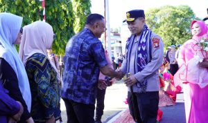 Wali Kota Tidore Kepulauan Muhammad Sinen, SE menyambut kedatangan KMaluku Utara Irjen. Pol. Arif Budiman, S.I.K., M.H saat tiba di Polresta Kota Tidore Kepulauan, Kelurahan Goto.