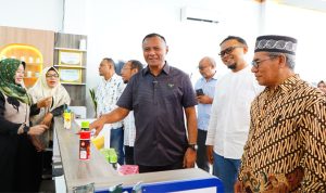 Wali Kota Tidore Kepulauan, Muhammad Sinen, S.E menyampaikan sambutan sekaligus membuka secara resmi “Soft Opening” Toko Halal Mart HNI dan Teman Hati Coffe yang bertempat di Samping Kantor Wali Kota Tidore Kepulauan