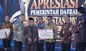 Wakil Wali Kota Tidore Kepulauan Ahmad Laiman, S.Sos menerima penghargaan Apresiasi Pemerintah Daerah Berprestasi Kategori Akses Penduduk Ke Layanan Pendidikan Tahun 2026