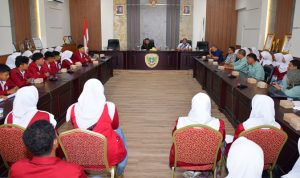 Wakil Wali Kota Tidore Kepulauan Ahmad Laiman menerima kunjungan 50 siswa-siswi SMA Negeri 1 Tidore Kepulauan dalam program rutin OSIS bertajuk "Kunjungan Tokoh", Kamis (10/9/2026).