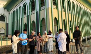 Civitas akademika FIB Unkhair berziarah ke makam para pendiri dan dosen pendahulu sekaligus santuni panti asuhan dalam rangkaian pra-Dies Natalis ke-27, Minggu (27/9/2026).