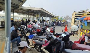 Antrean penumpang di Pelabuhan Ferry Bastiong, Ternate, Sabtu (10/10/2026), dikeluhkan akibat sistem tiket konvensional.